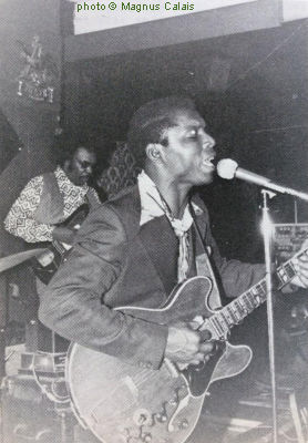 B O S T O N   B L A C K I E   & Billy Lane, bass at Eddie's Place (the former 1815 Club, on 1815 W. Roosevelt Road), Chicago, January 1977; source: Jefferson 45 (Autumn 1979); photographer: Magnus Calais