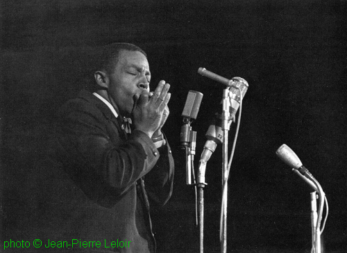 Shakey Jake Harris, October 20, 1962 at l'Olympia in Paris, France; source: Les Génies du Blues, Volume 3.- Paris (Editions Atlas) 1992, p. 164; photographer: Jean-Pierre Leloir