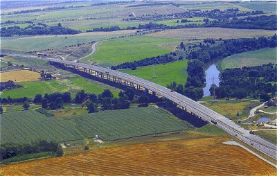 Saalebruecke Schkortleben im Zuge der A 38, Laenge 860 m (Quelle: BMBW: Strassenbaubericht 1998, Bild 16)