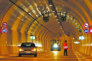 20.01.2004: Feierliche Er�ffnung des Wesertunnels; Foto dpa (aus Hannoversche Allgemeine Zeitung v. 8.1.2004)